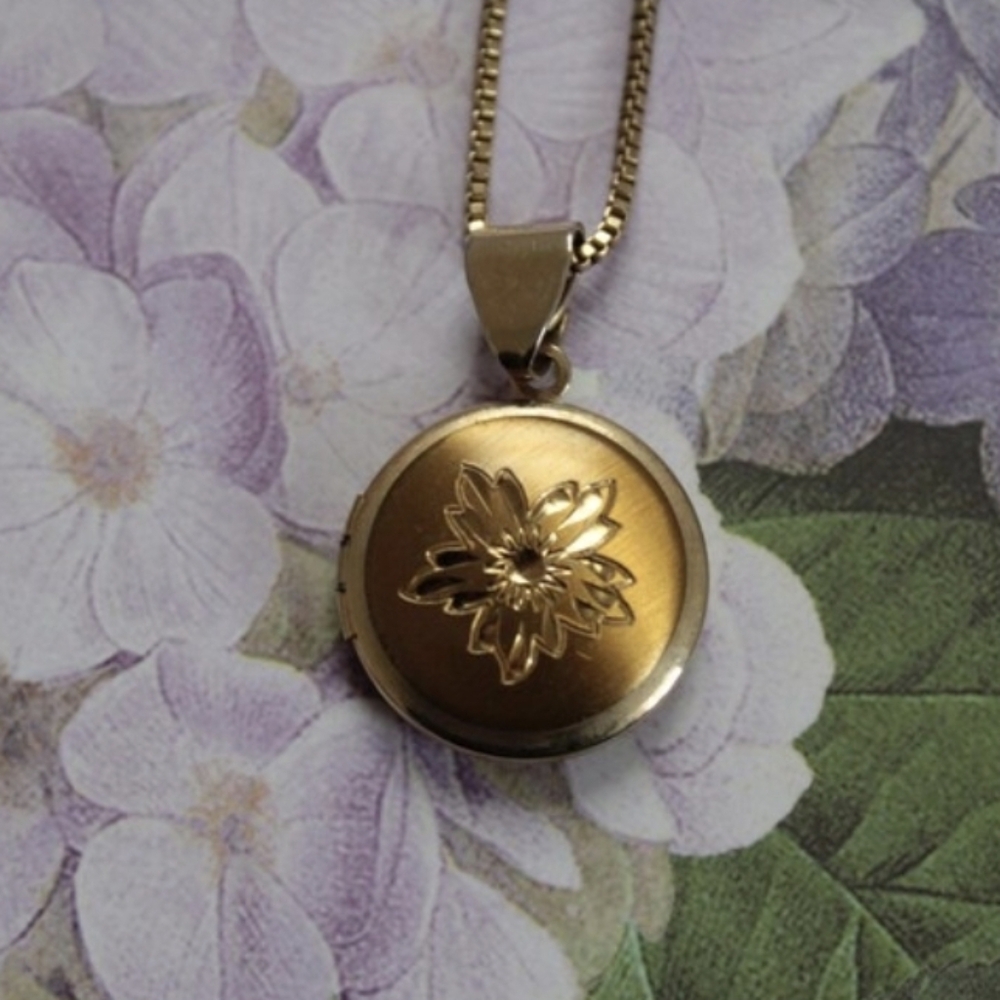 Vintage Gold Floral Pendant Necklace.